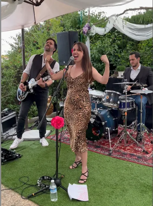 Laura Barba cantando en una boda en Málaga