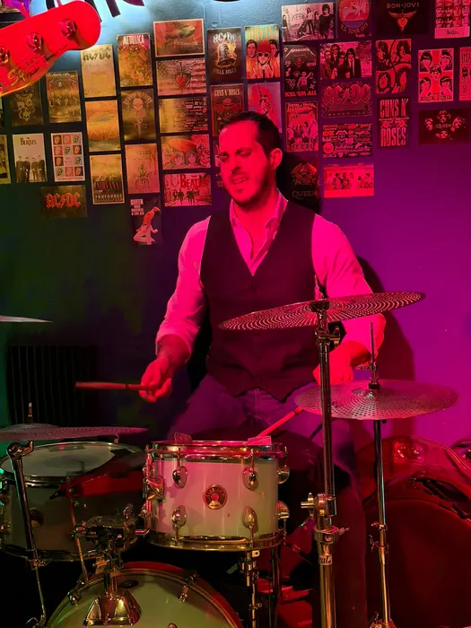 Julio Aparicio a la batería en Groove, Fuengirola