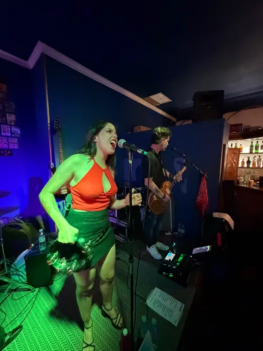 Laura Barba cantando en Groove, Fuengirola