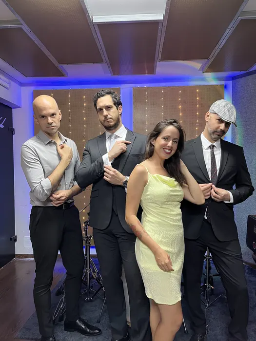 La banda Ultraligero con traje